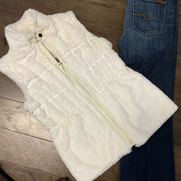 EUC Reversible Faux Fur Vest - Picture 3 of 6